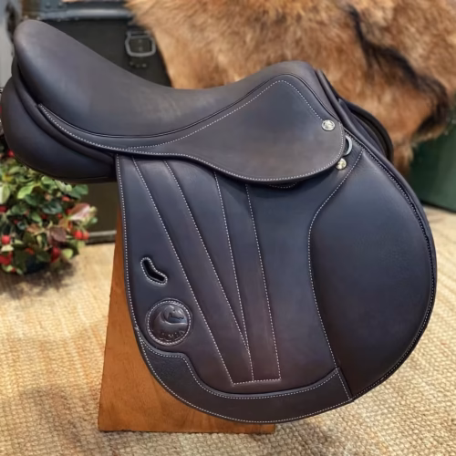 V Jumping saddle