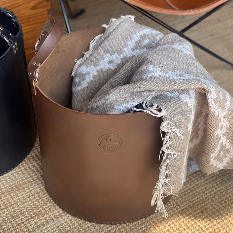 Leather bucket00